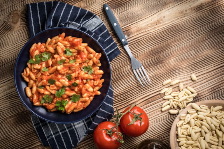 Cavatelli con salsa de tomate fresco. Cocina italiana