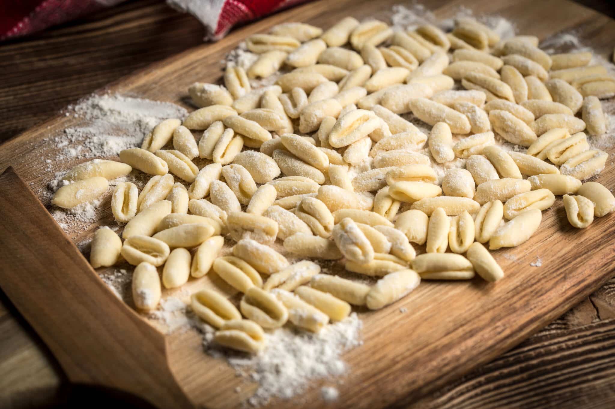 Cavatelli di pasta fresca cruda. Pasta Cavatelli su tagliere di legno. Cucina italiana.