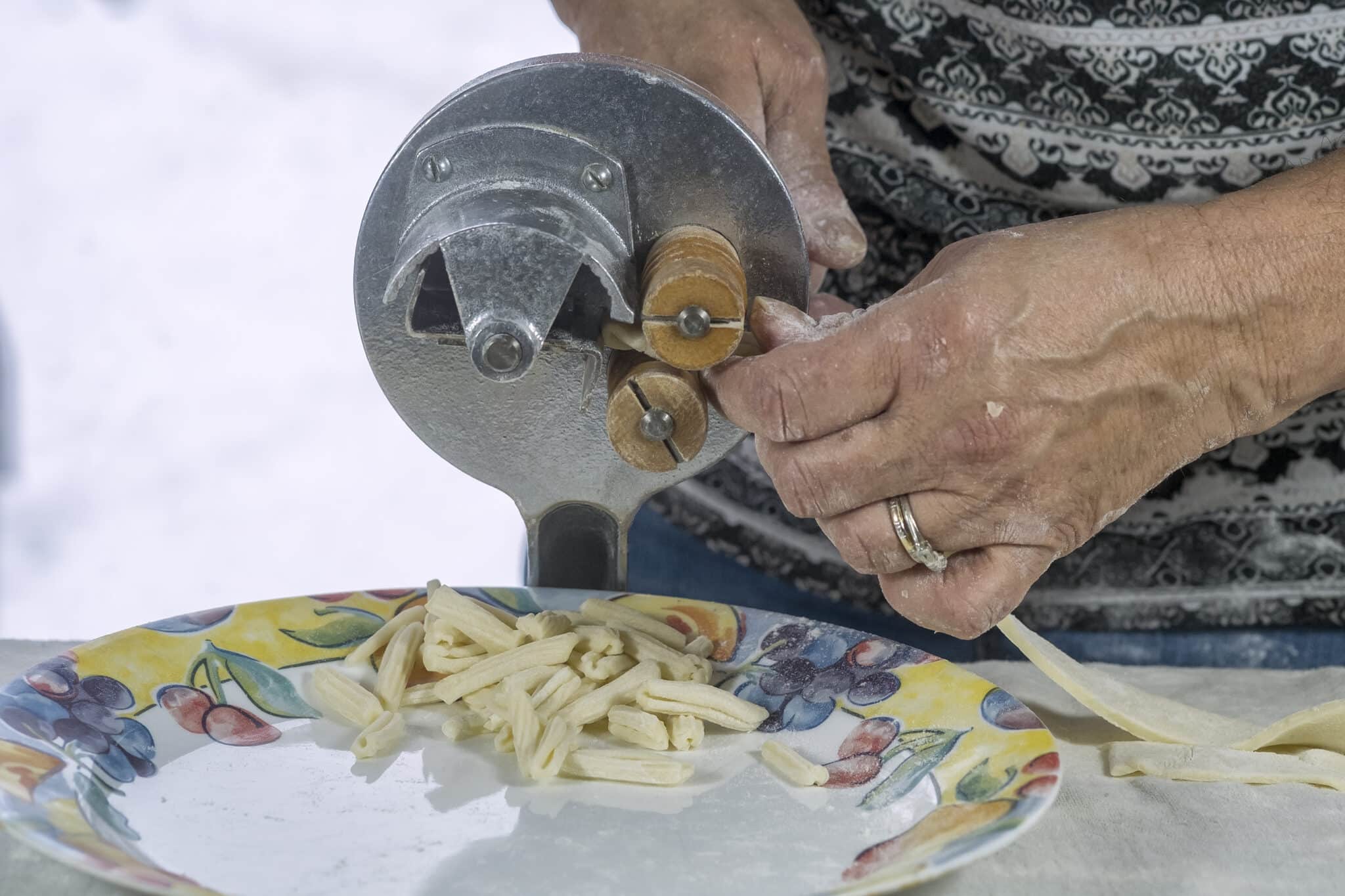 Cavatelli fatti in casa con la macchina per la pasta.