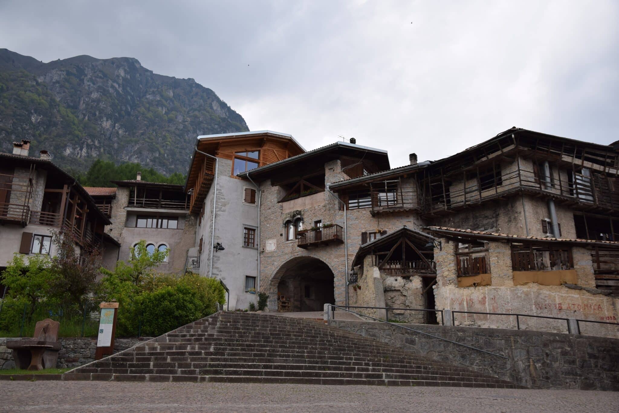 Centro storico del borgo Rango Trentino, selezionato uno dei borghi più belli d'italia. con le sue caratteristiche case in pietra,porte finestre