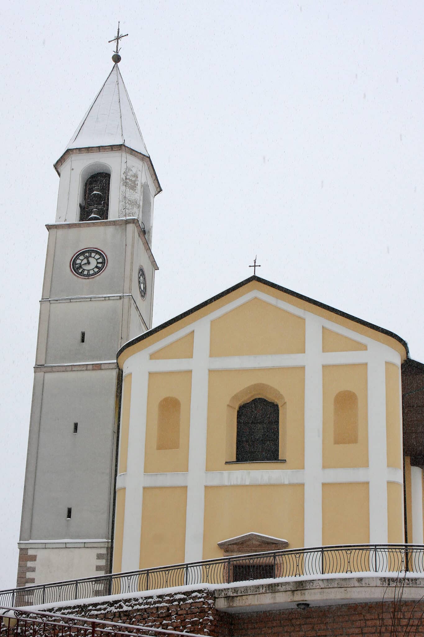 Chiesa San Vito sotto nevicata ad Andalo Italia