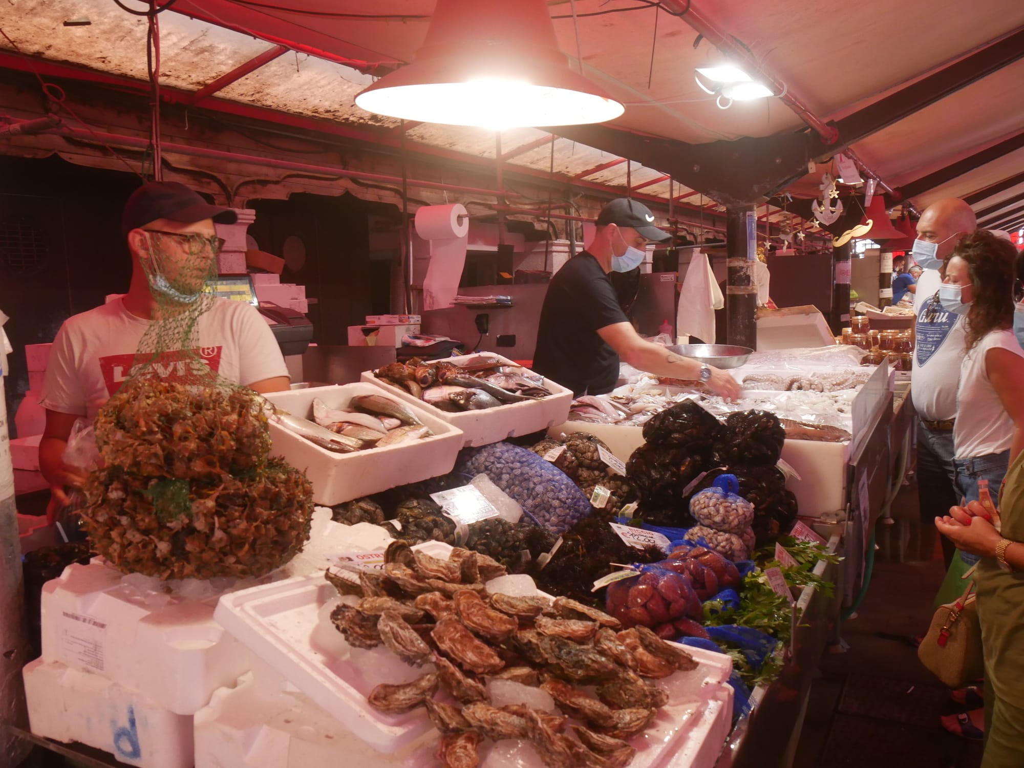 Chioggia, interno del mercato del pesce dove è possibile acquistare pesce fresco, conchiglie e crostacei.