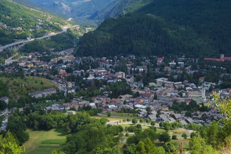 Comune di Bardonecchia Torino vista dalle Alpi che circondano la città. Foto di alta qualità