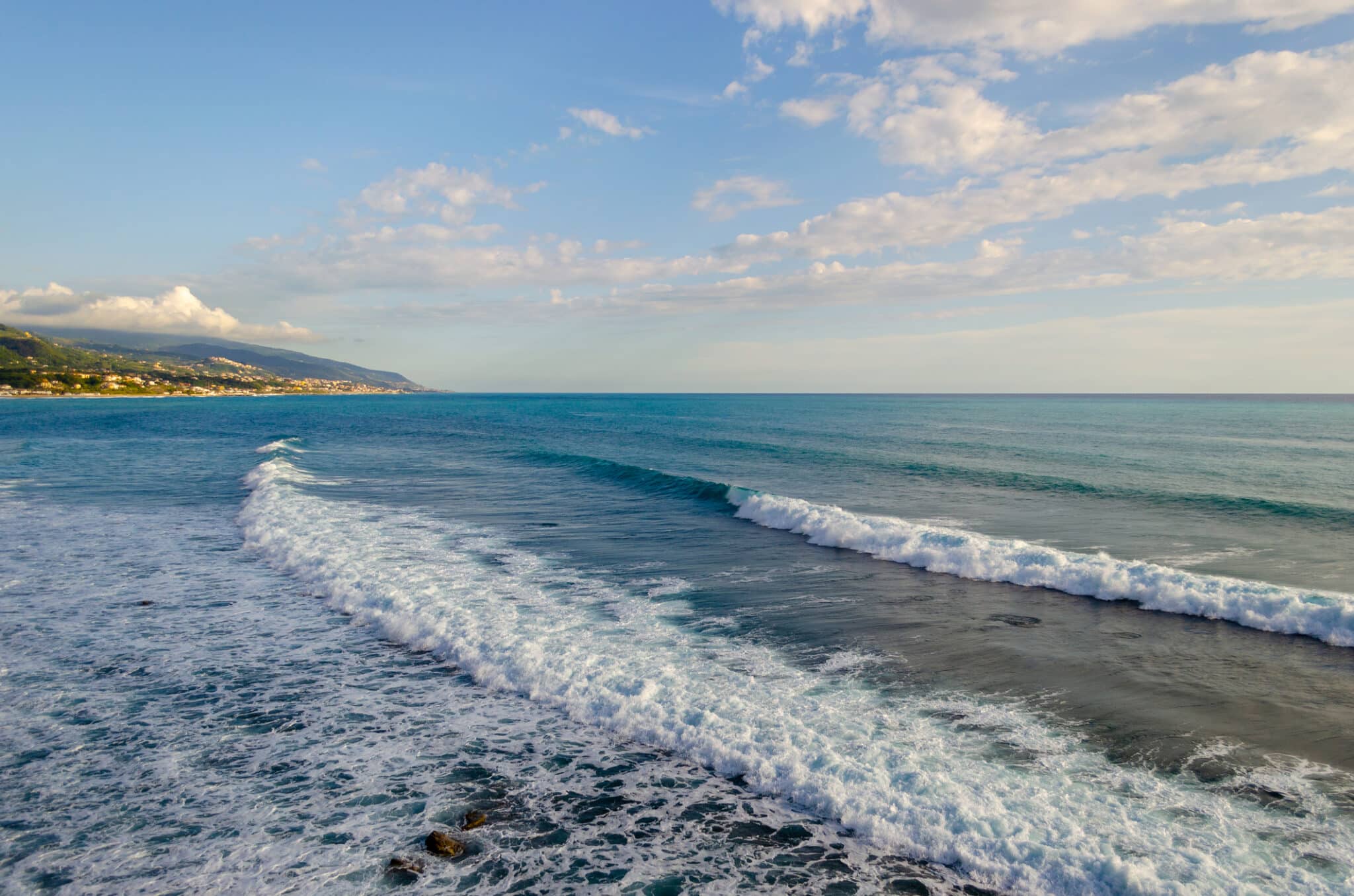 Costa del mare vicino alla città di Diamante, Mar Mediterraneo, Calabria, Italia. Luoghi meravigliosi per le vacanze estive