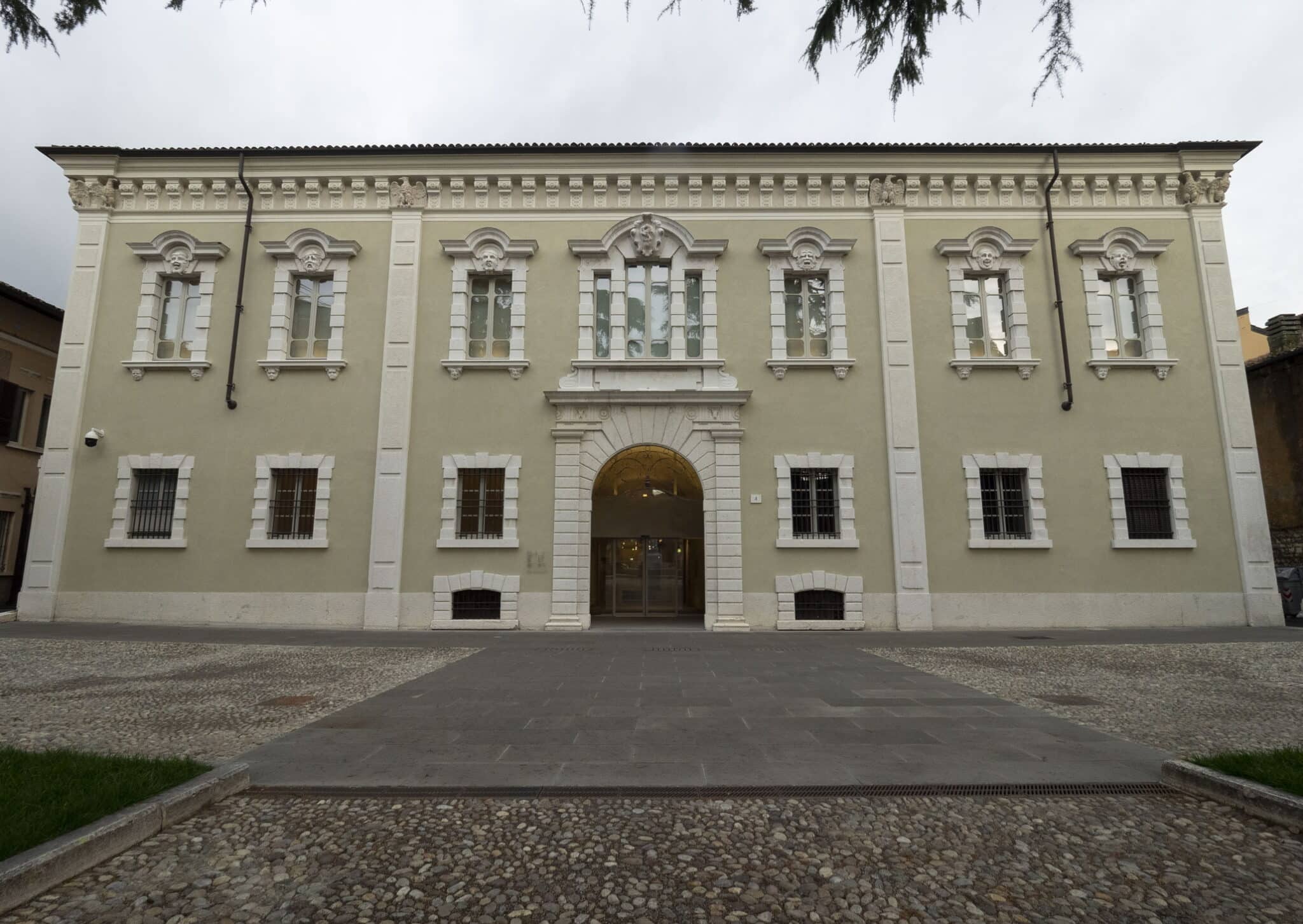 Facciata della Galleria d'arte Pinacoteca Tosio Martinengo, a Brescia, Lombardia, Italia.