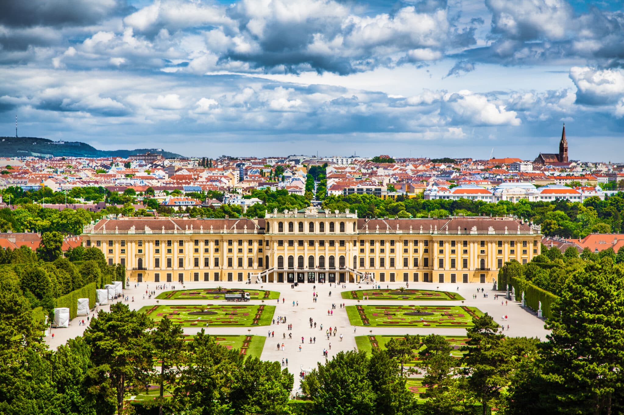 Famoso Palazzo di Schönbrunn a Vienna, Austria. Bellissima vista del famoso Palazzo di Schonbrunn con il giardino del Grande Parterre a Vienna, Austria.