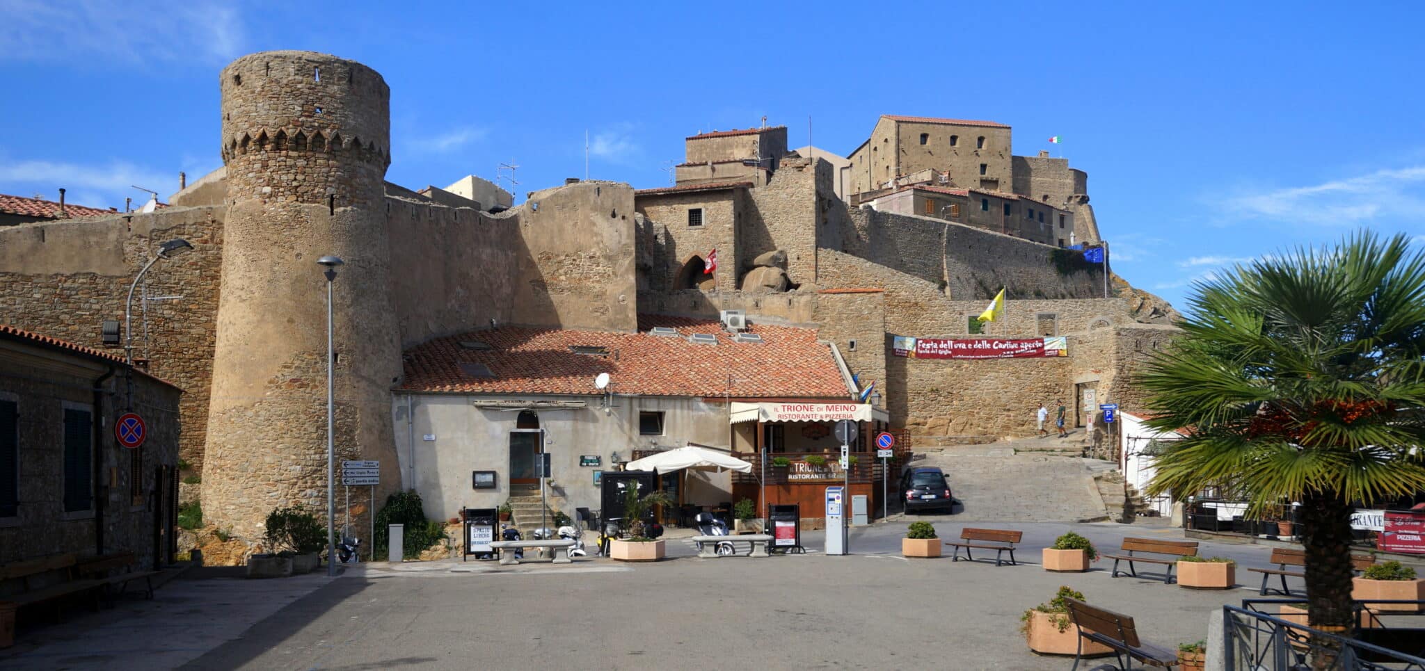 Giglio Castello, borgo medievale sull'Isola del Giglio. L'isola italiana si trova nel Mar Tirreno Mediterraneo al largo della costa toscana, in provincia di Grosseto