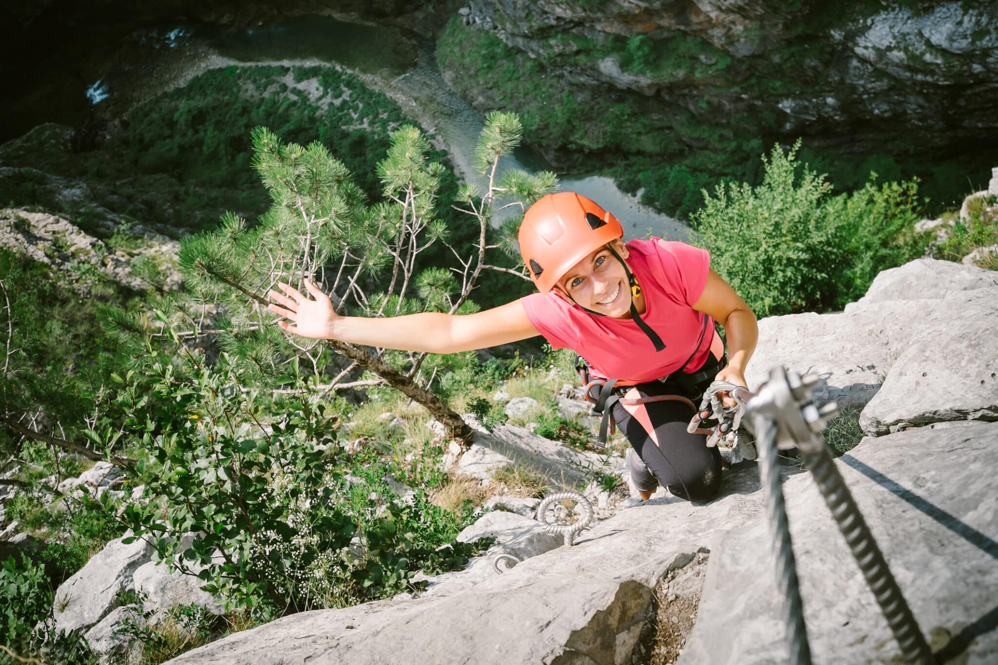 Giovane donna che sta salendo lungo una via ferrata. A Longarone BL è stata inaugurata la Ferrata della Memoria, la nuova ferrata sopra la Gola del Vajont