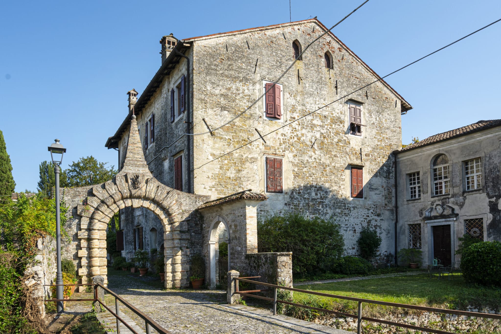 Il borgo medievale di Strassoldo. Antico cancello d'ingresso al borgo rurale medievale di Strassoldo, Italia