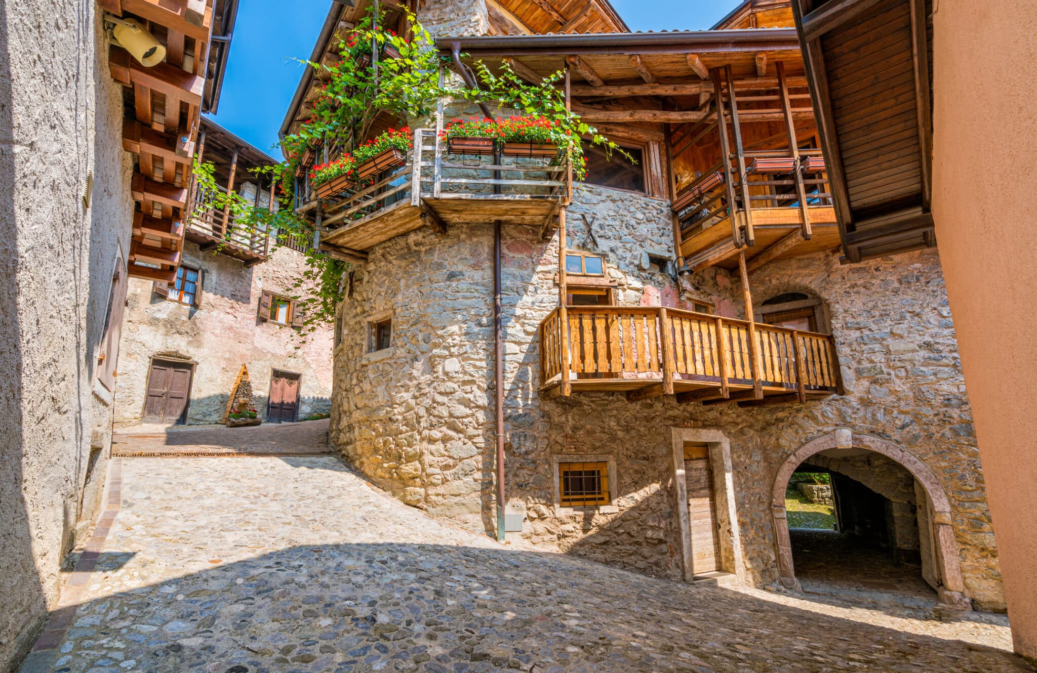 Il pittoresco villaggio di Rango, in provincia di Trento, Trentino Alto Adige, Italia.