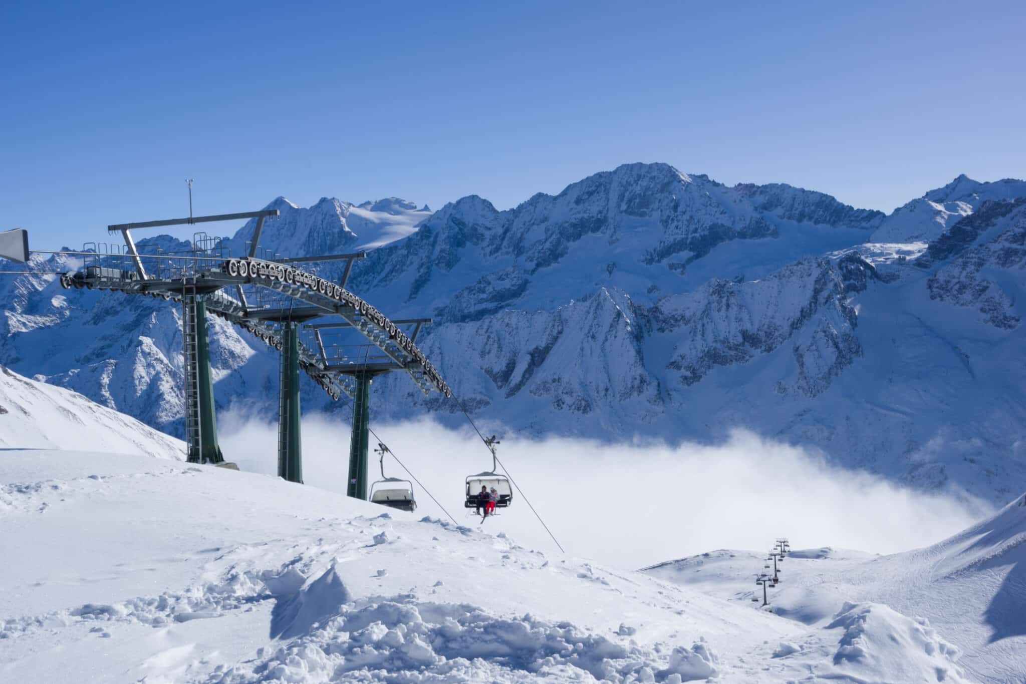 Impianti del Passo del Tonale con il ghiacciaio Presena sullo sfondo