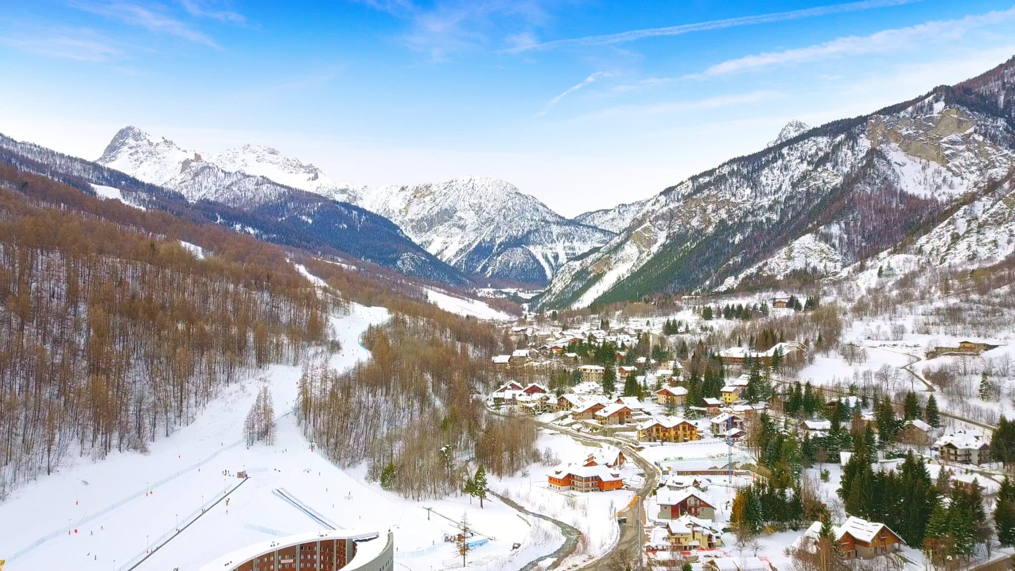 Incredibile scenario delle montagne innevate a Bardonecchia in Italia