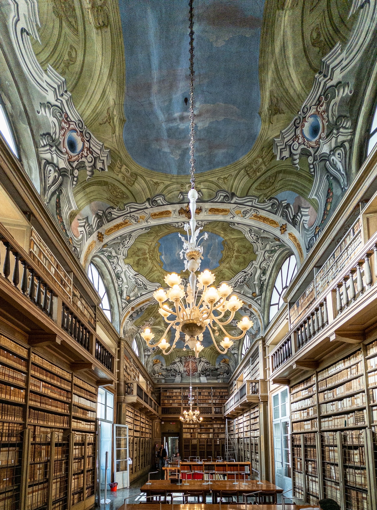 Interno della Biblioteca Queriniana, una biblioteca pubblica con una ricca collezione di manoscritti antichi, situata a Brescia, Italia