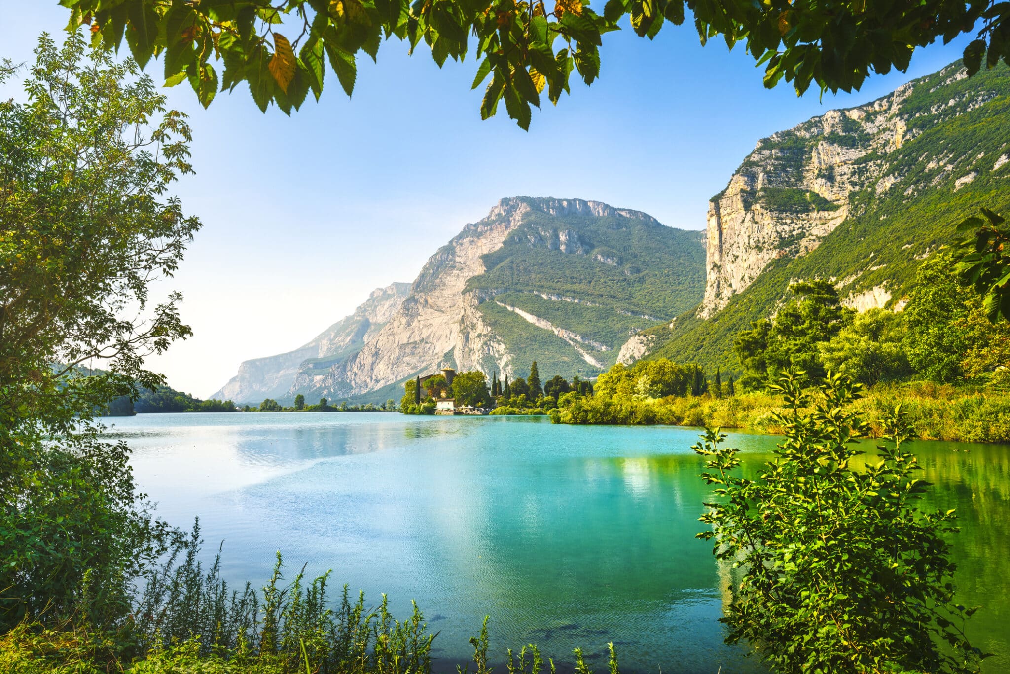 La Natura nel Lago di Toblino con Vista sul Castello