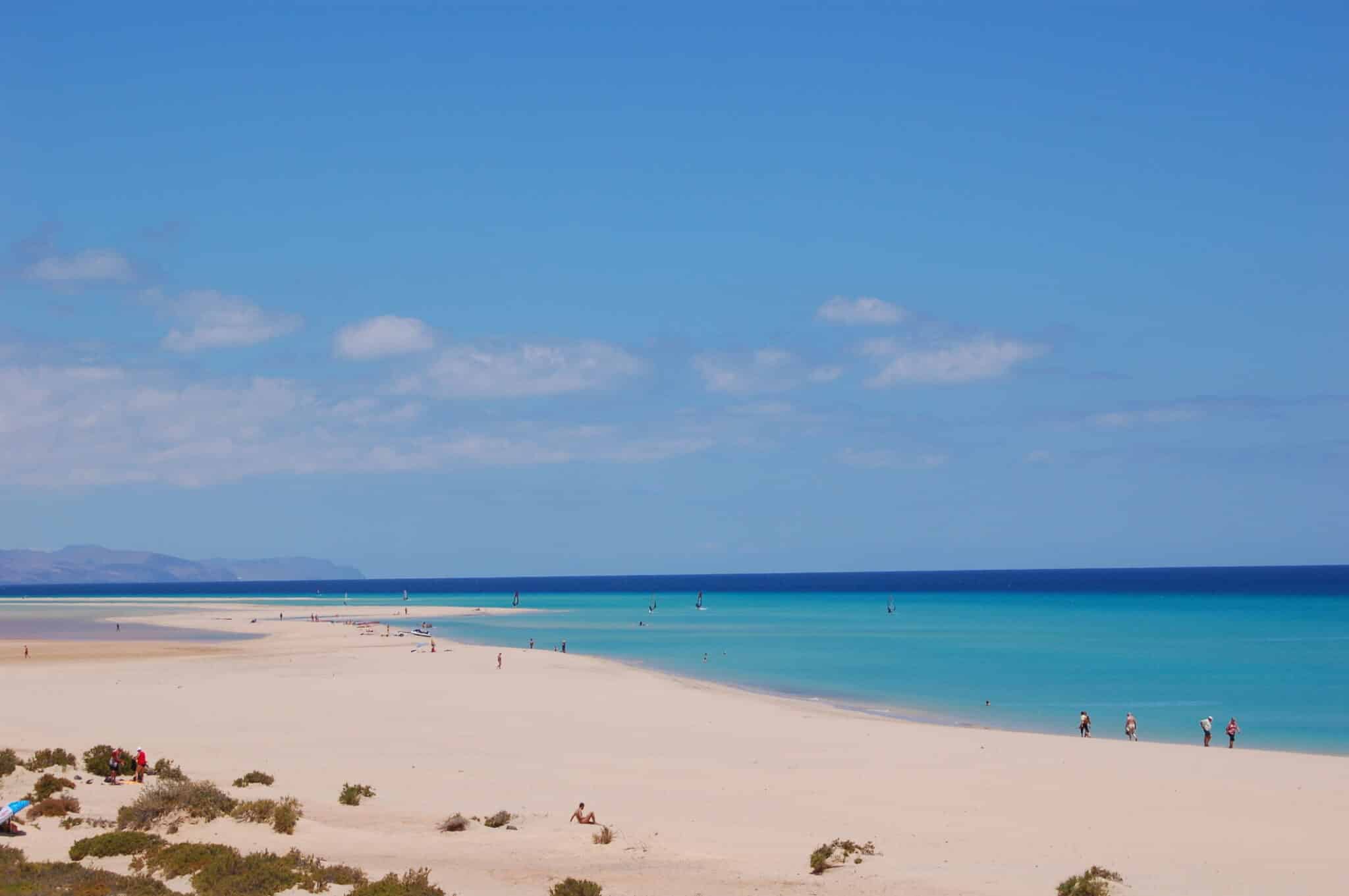 La spiaggia migliore. Playa de Sotavento a Fuerteventura, Canarie. Una delle più belle spiagge del mondo.