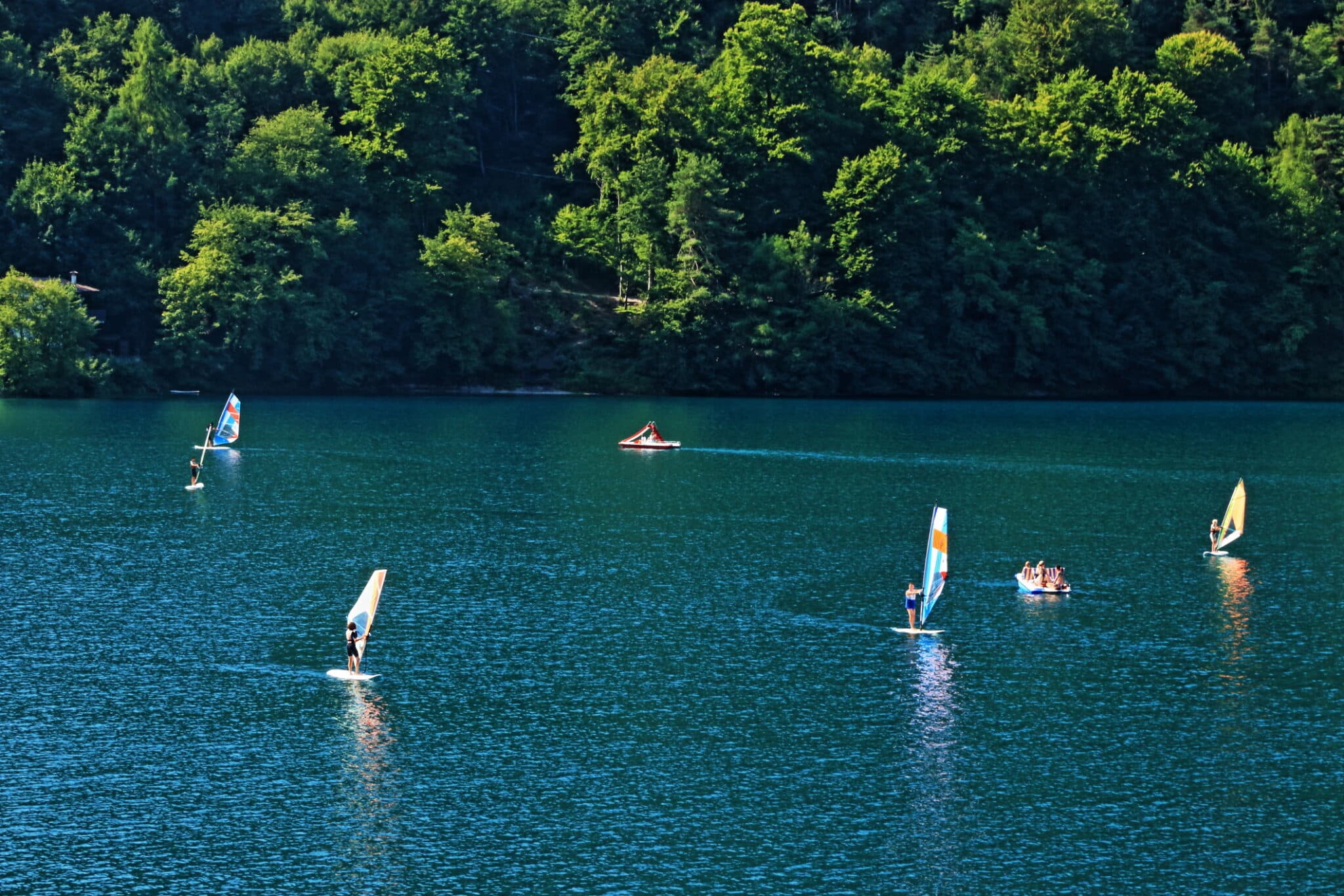 Lago di Ledro a Trenino, nel nord Italia. Il pittoresco lago alpino Lago di Ledro si trova a 655 m s.l.m. nell'omonima valle, tra il Lago di Garda e il Lago d'Idro.