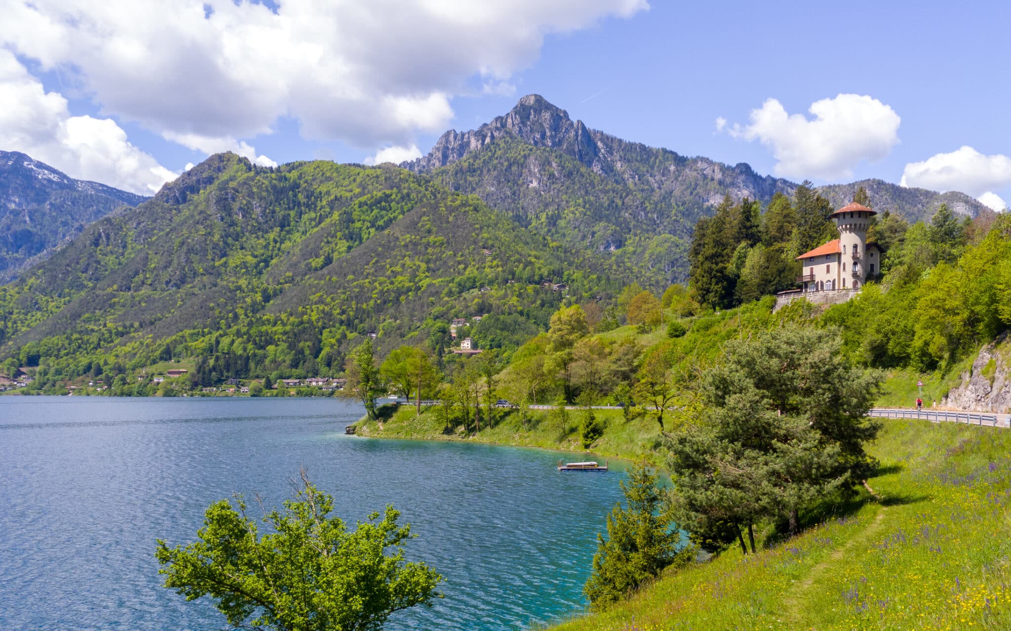 Lago di Ledro, lago in Italia. Il Lago di Ledro è un lago molto pulito e pittoresco in Trentino, nel nord Italia