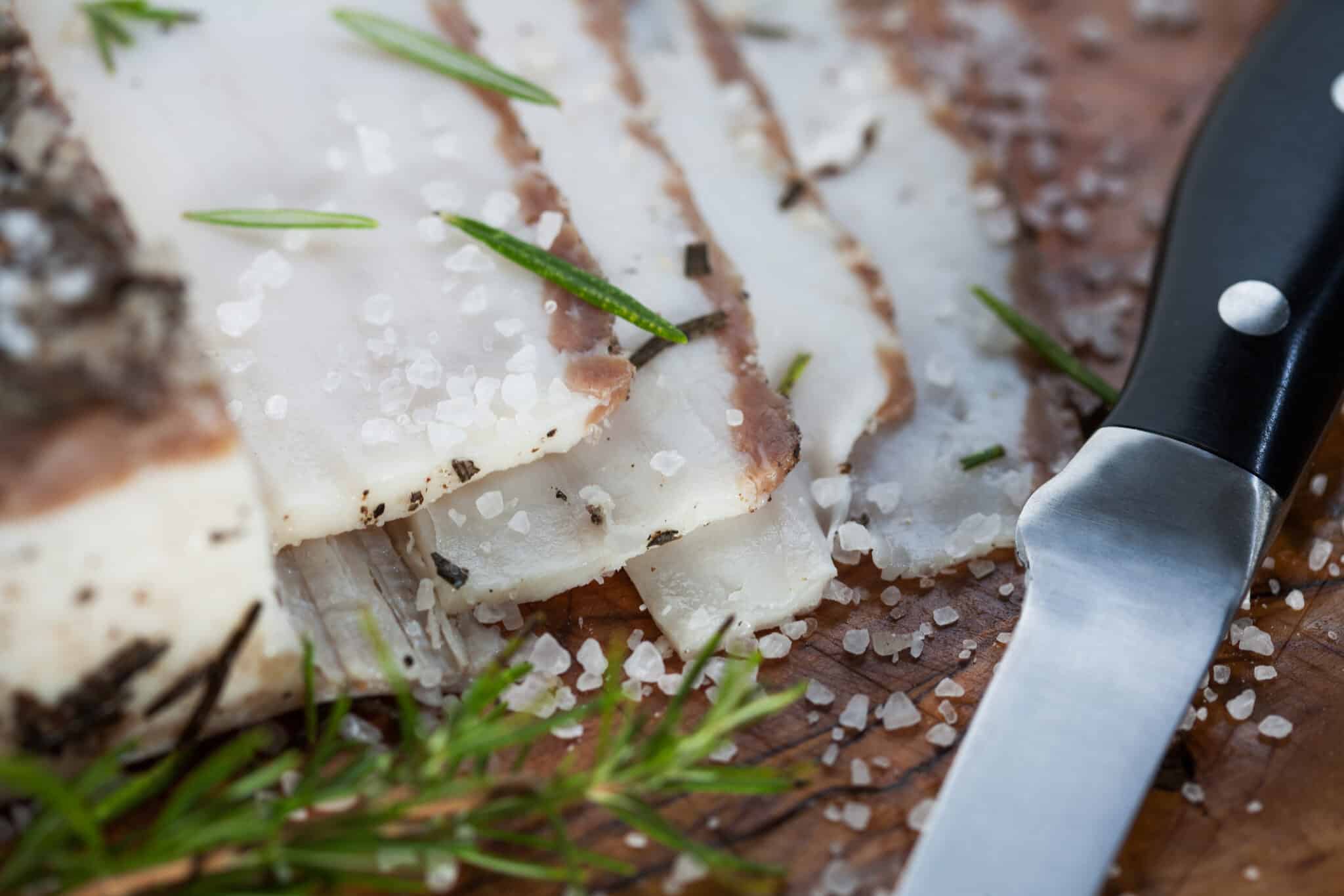 Lardo di Colonnata. Il Lardo è un salume a Indicazione Geografica Protetta tipico dell'omonimo paesino delle Alpi Apuane nel comune di Carrara in provincia di Massa Carrara.