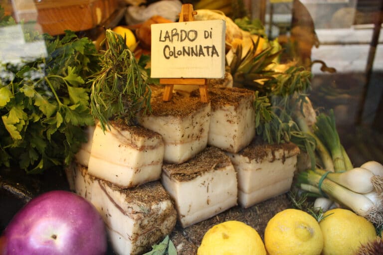 Lardo di Colonnata,salume toscano,tradizione italiana,marmo di Carrara,stagionatura artigianale,prodotto IGP,cucina toscana,gastronomia italiana,cavatori di marmo,prelibatezza culinaria