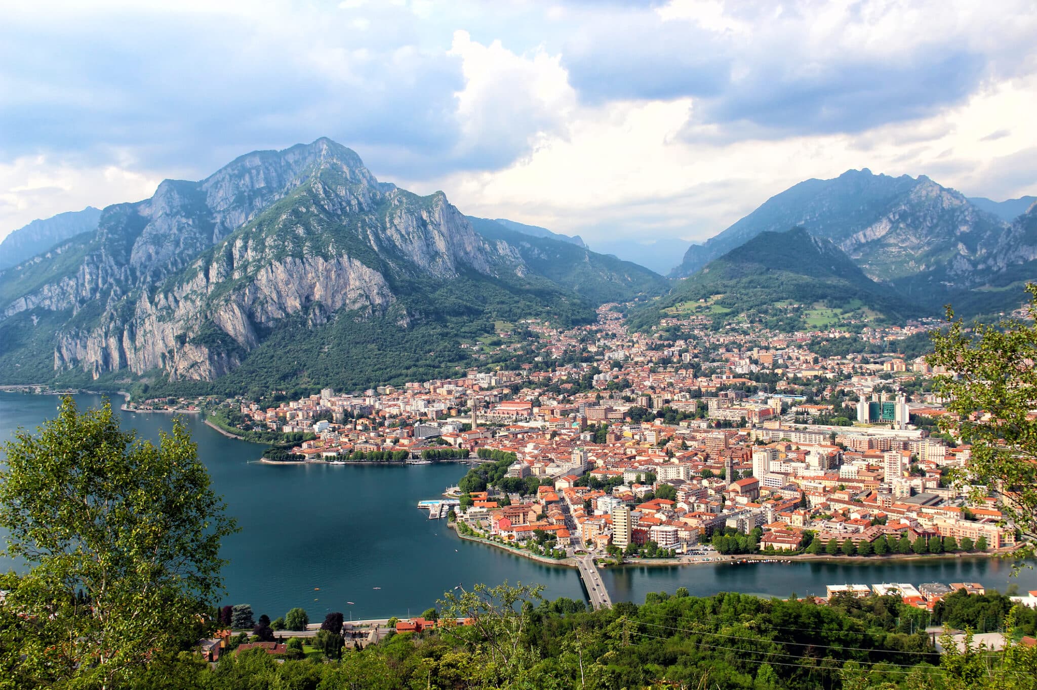 Lecco, lago di Como, Italia. Veduta aerea della città di Lecco sul lago di Como, Italia