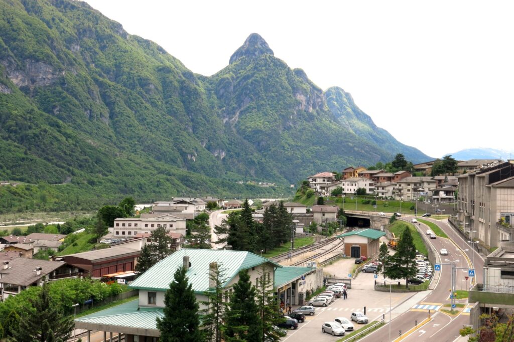 Longarone con le montagne come sfondo