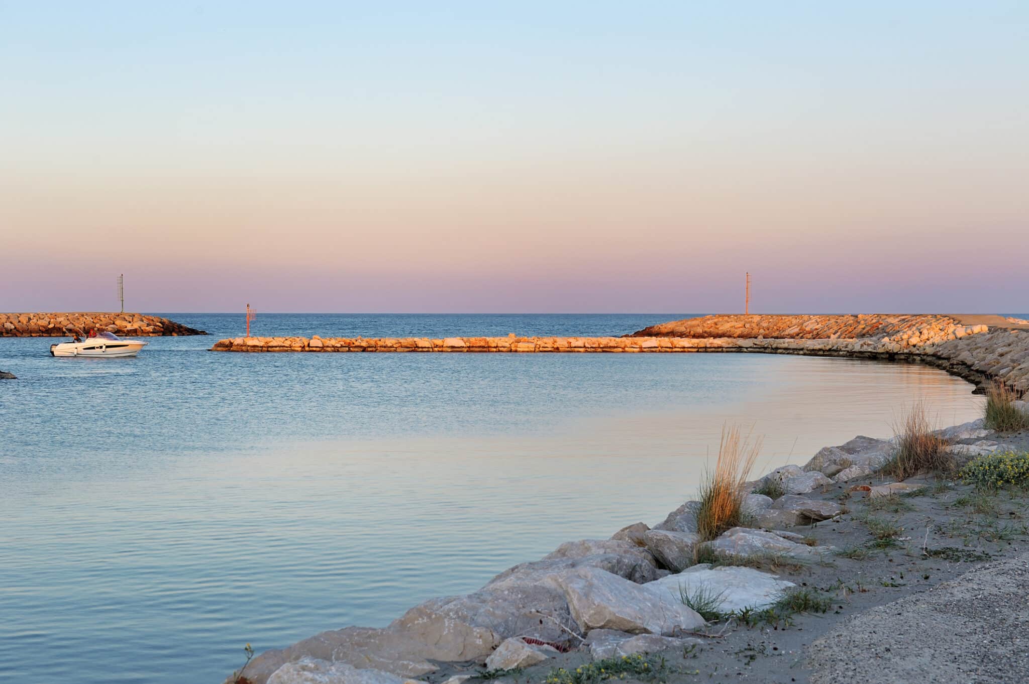 Mare e cielo blu nel porto, Policoro, Italia.