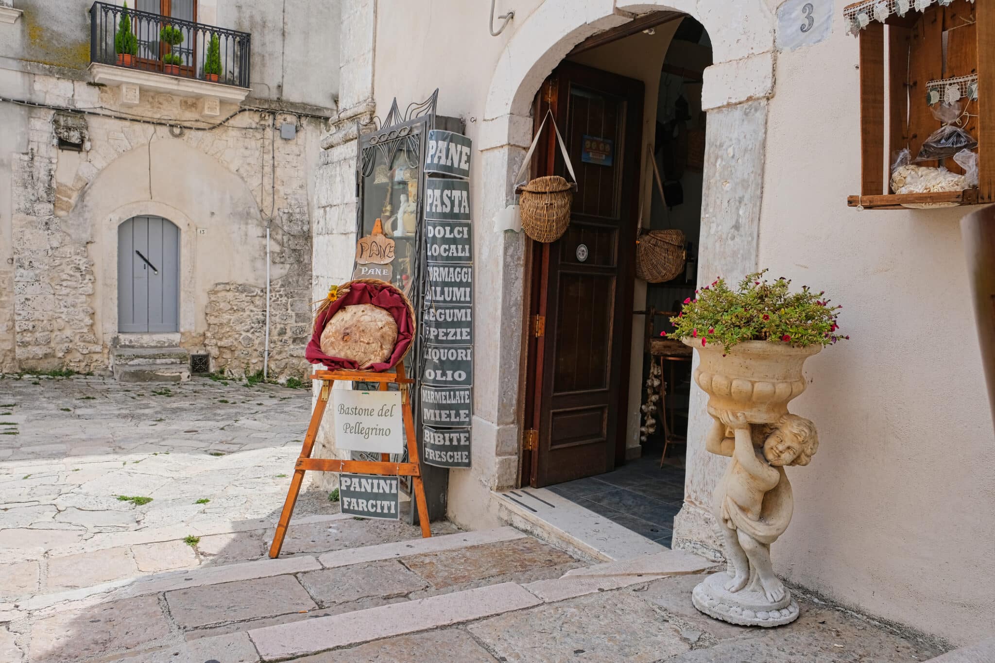 Monte Sant'Angelo Foggia Puglia. Vendita di pane e pasta a Monte Sant'Angelo nei pressi della chiesa rupestre di San Michele, luogo di pellegrinaggio