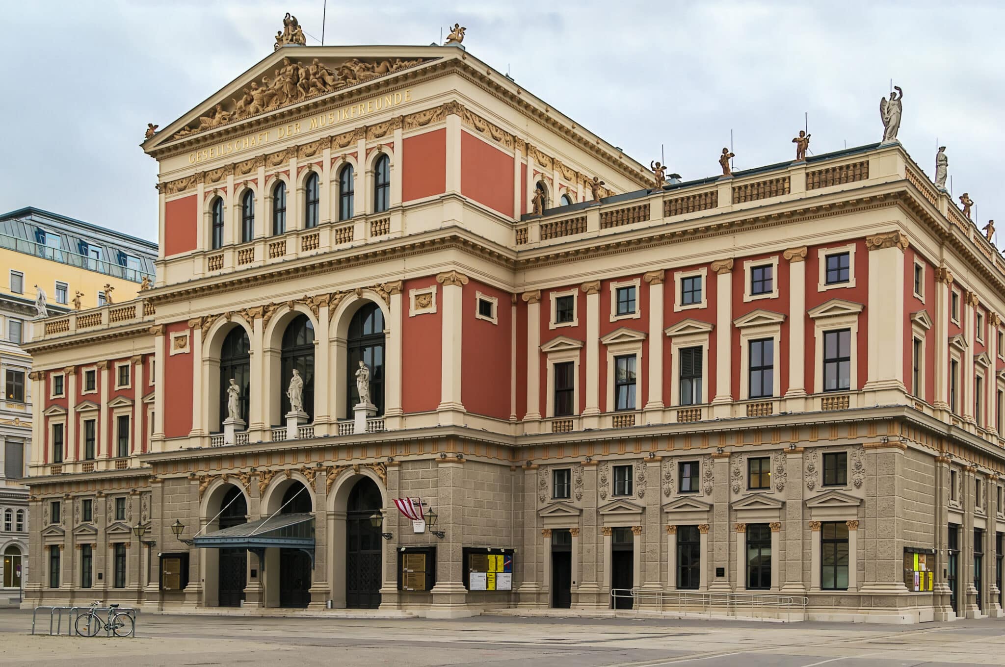 Musikverein, Vienna. Il Wiener Musikverein è una sala da concerto nel quartiere Innere Stadt di Vienna, in Austria. È la sede dell'orchestra filarmonica di Vienna