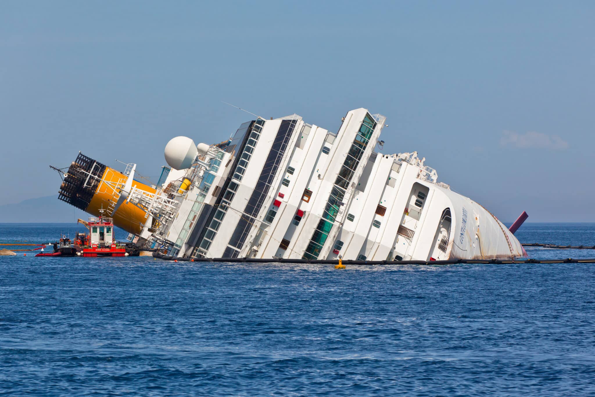 Nave da crociera Costa Concordia sulla costa italiana dell'Isola del Giglio dopo il naufragio del 13 gennaio 2012