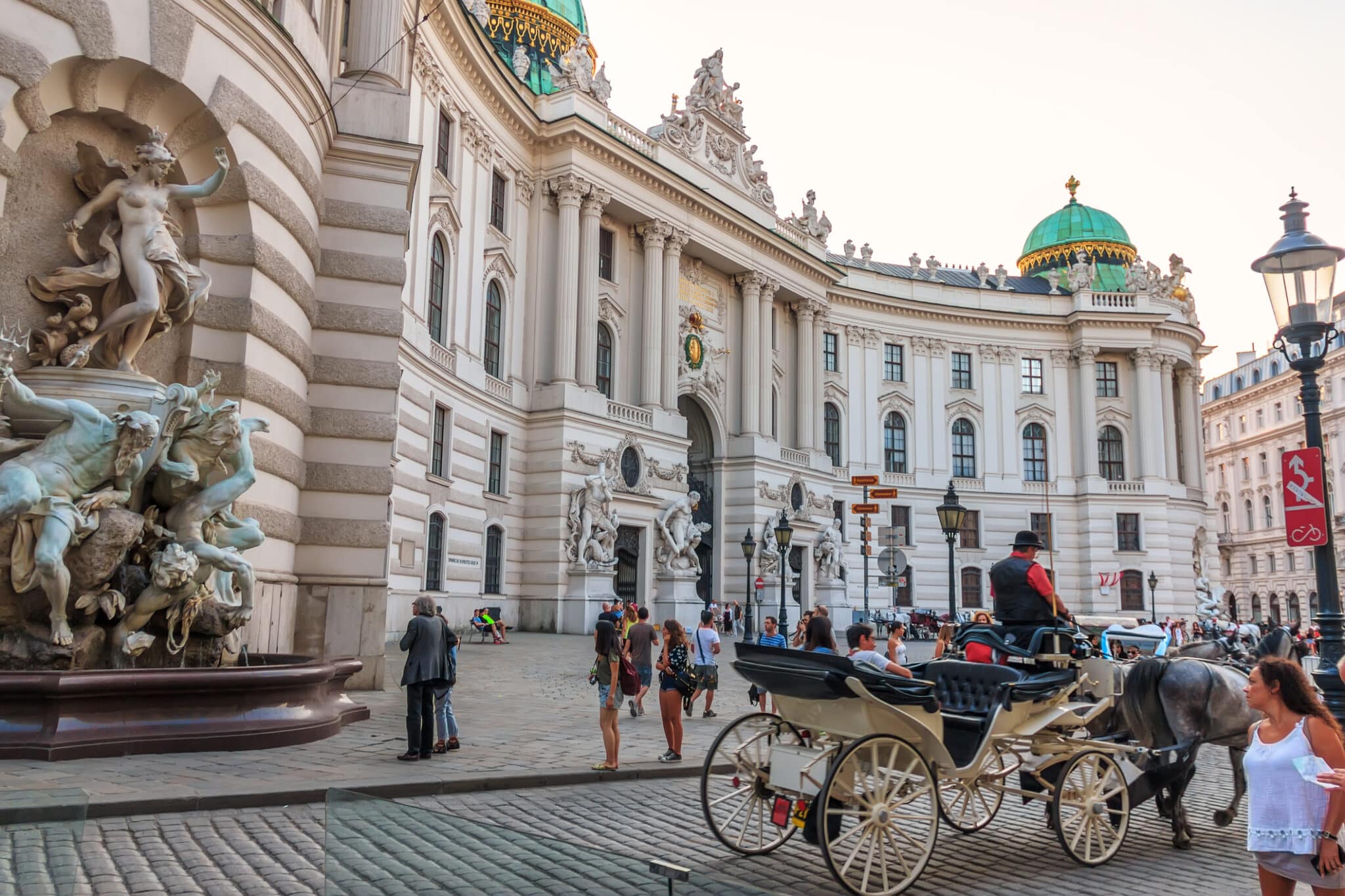 Palazzo Hofburg con turisti e una carrozza