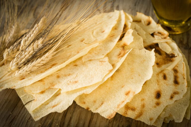 Pani Carasau, Pane Sardo. Pezzi di pane croccante della tradizione sarda