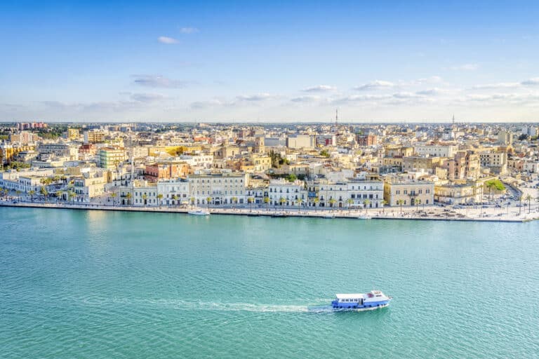 Luftaufnahme von Brindisi, Apulien, Italien. Luftaufnahme von Brindisi am Nachmittag, Apulien, Italien