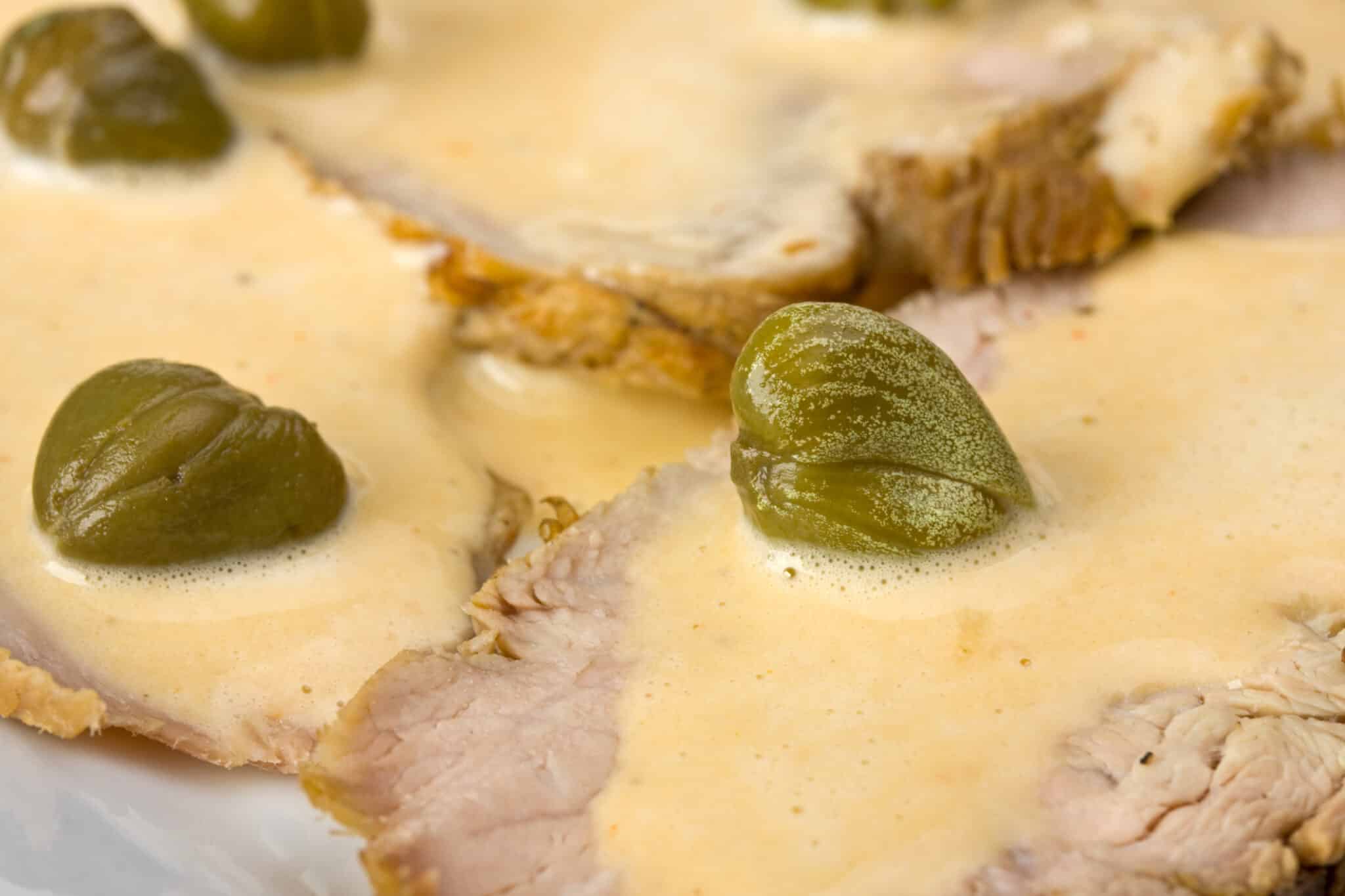 Particolare del vitello tonnato su un piatto