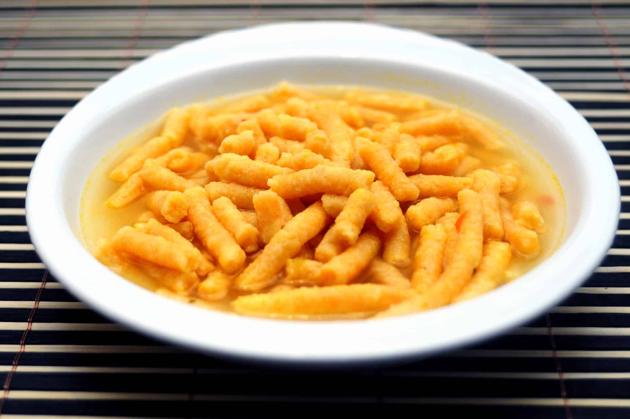 Passatelli italiani. Zuppa di passatelli, pasta fatta in casa italiana con brodo