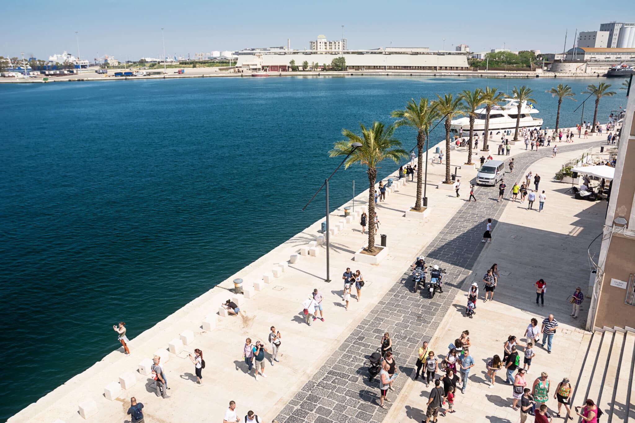 Passeggiata sul porto di Brindisi e turisti