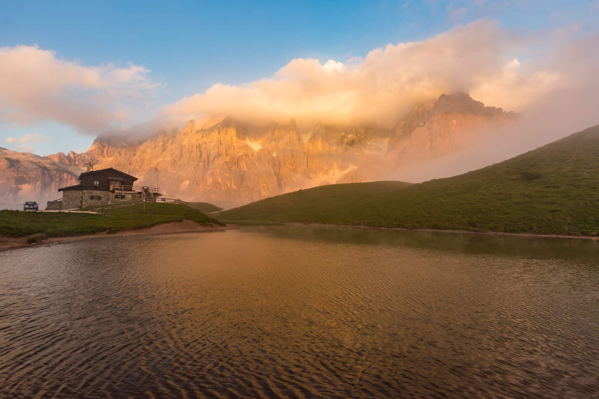 Passo Rolle con la Baita Segantini