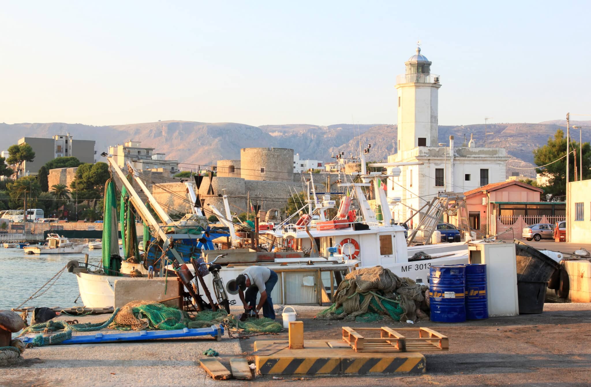 Pescatori nel porto di Manfredonia