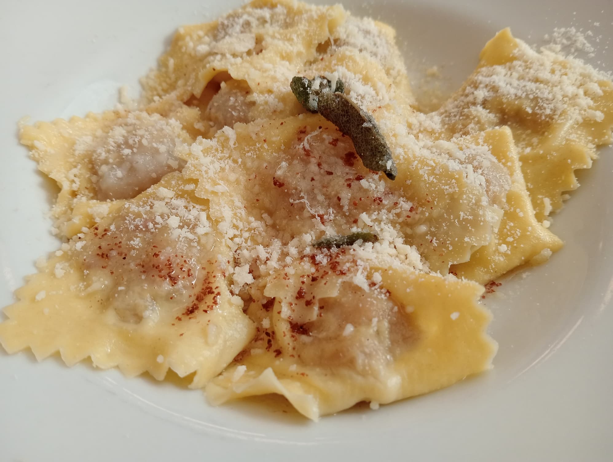 Piatto tipico bresciano del nord Italia a base di casoncelli o tortellini al burro condito con salvia e formaggio grattugiato. cibo italiano