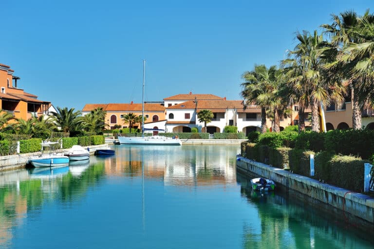 Policoro, Italia - vista del canale marittimo del villaggio di Marina