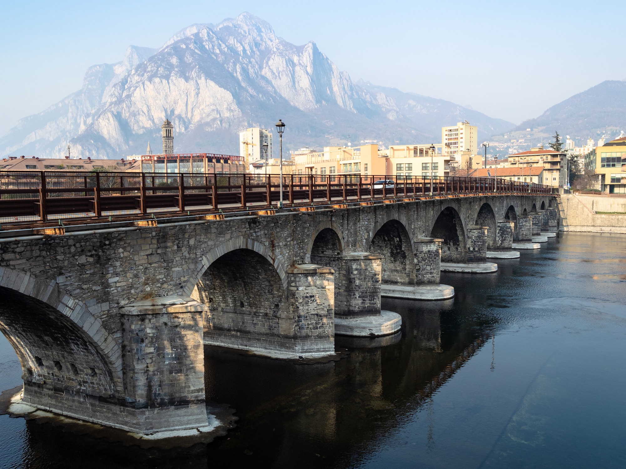 Ponte Azzone Visconti nella città di Lecco.