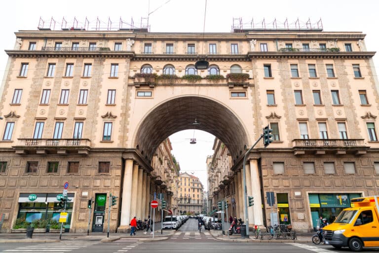 Porta Venezia è una delle porte storiche della città di Milano Italia. Il nome Porta Venezia viene utilizzato anche per il quartiere in cui si trova la porta