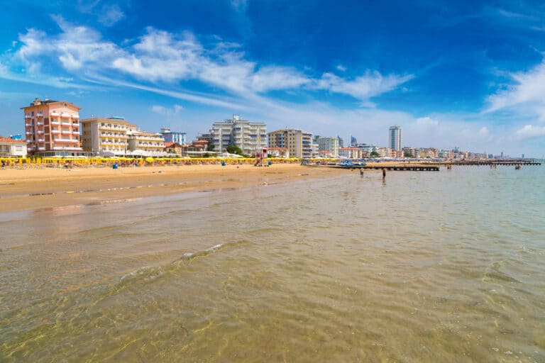 Spiaggia del Lido di Jesolo sul mare Adriatico in una bella giornata estiva, Italia