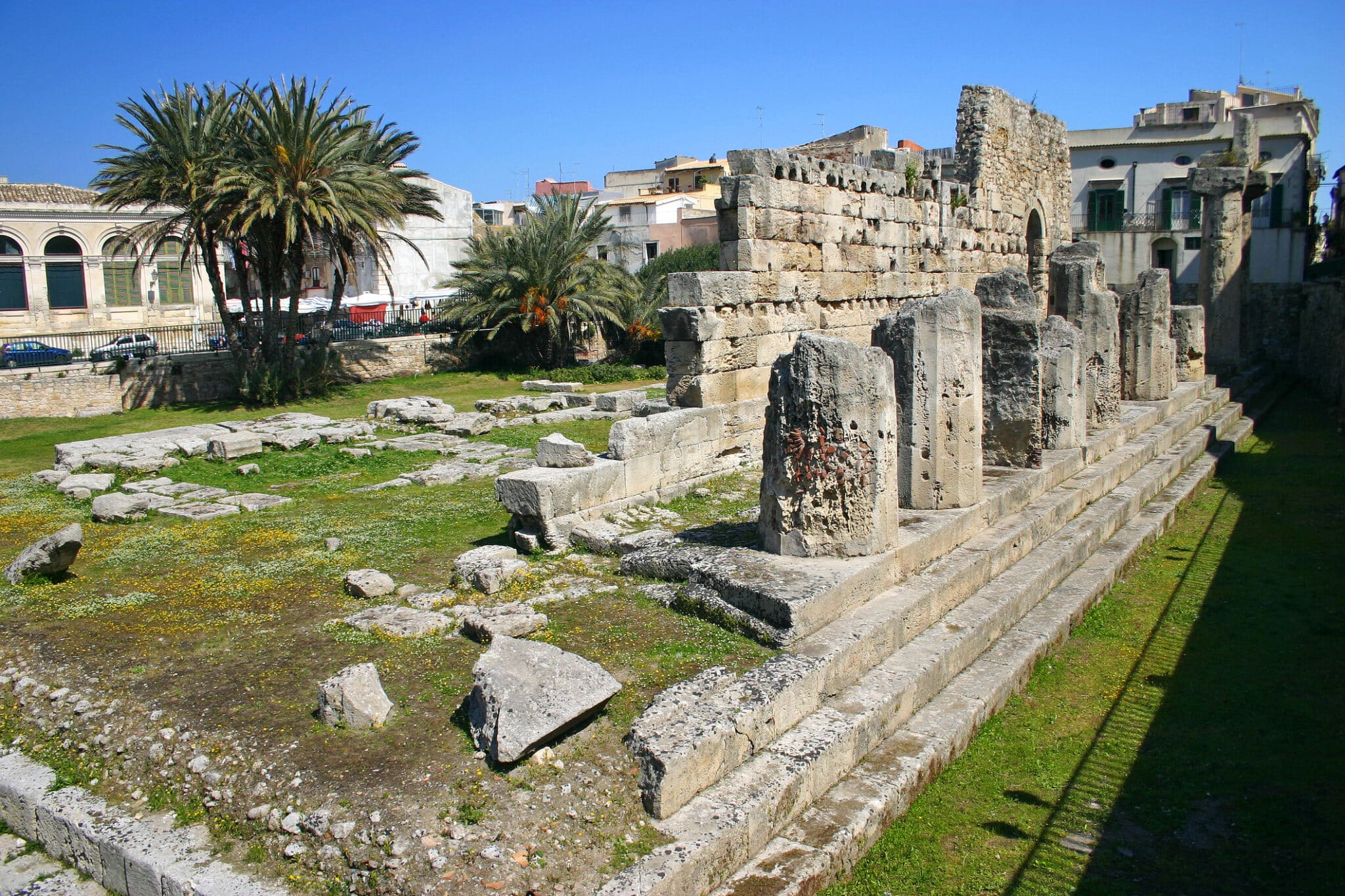 Tempio di Apollo a Siracusa - Sicilia. Vista laterale delle rovine del tempio greco arcaico di Apollo a Siracusa - Sicilia datato VI secolo a.C.