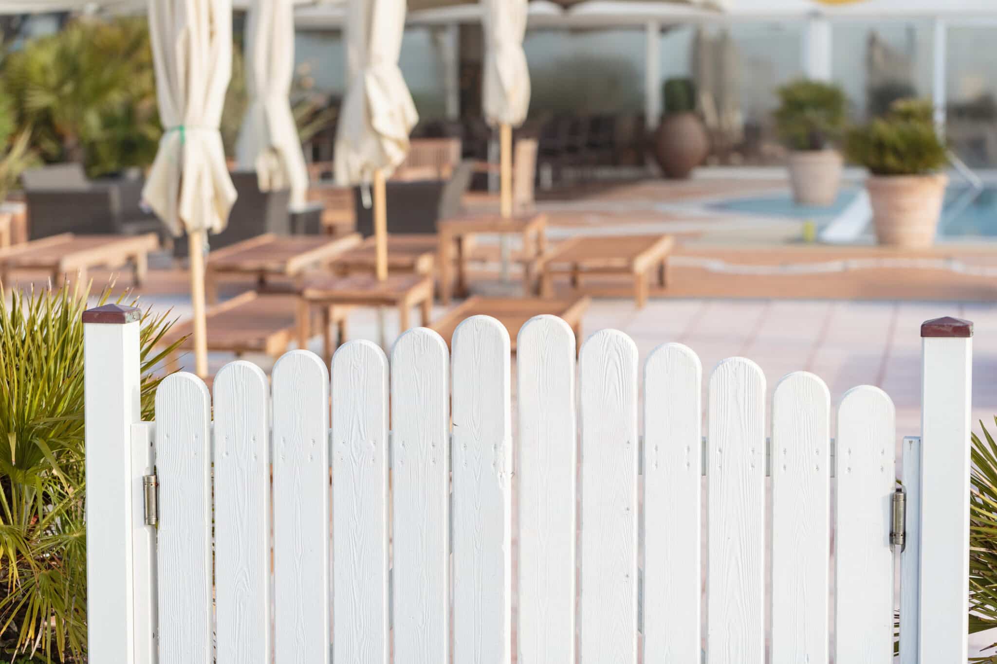 Terrazza con sedie e tavolo in plastica bianca in riva al mare. Spiaggia del Lido di Jesolo al Mare Adriatico in una posizione bellissima