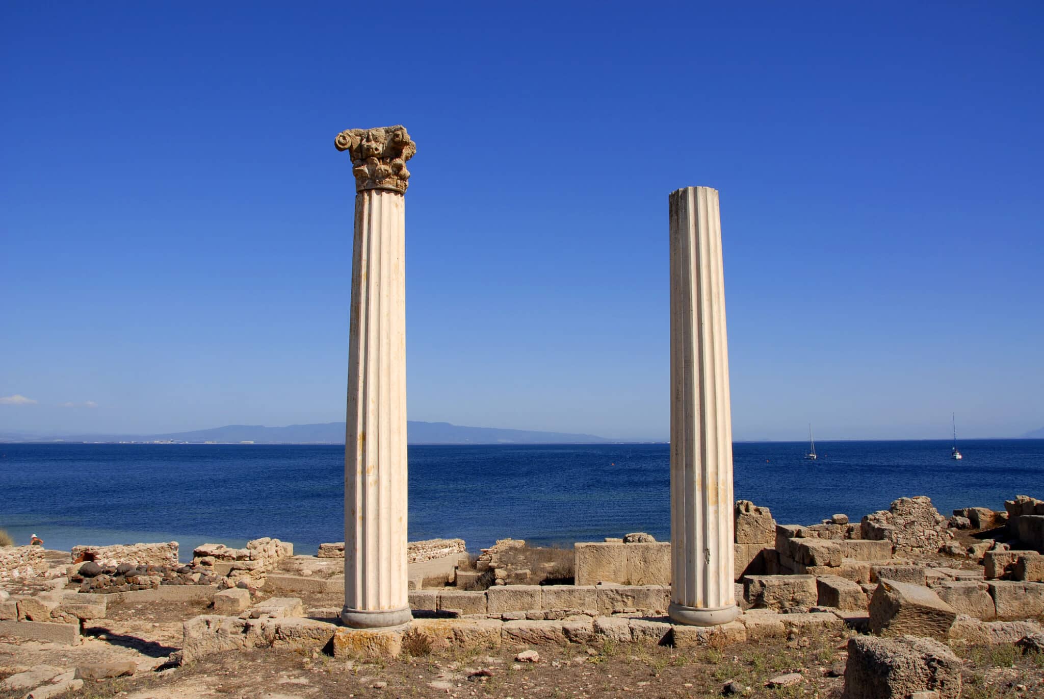 Tharros era un'antica città sulla costa occidentale della Sardegna, in Italia, ed è attualmente un sito archeologico vicino al villaggio di San Giovanni di Sinis