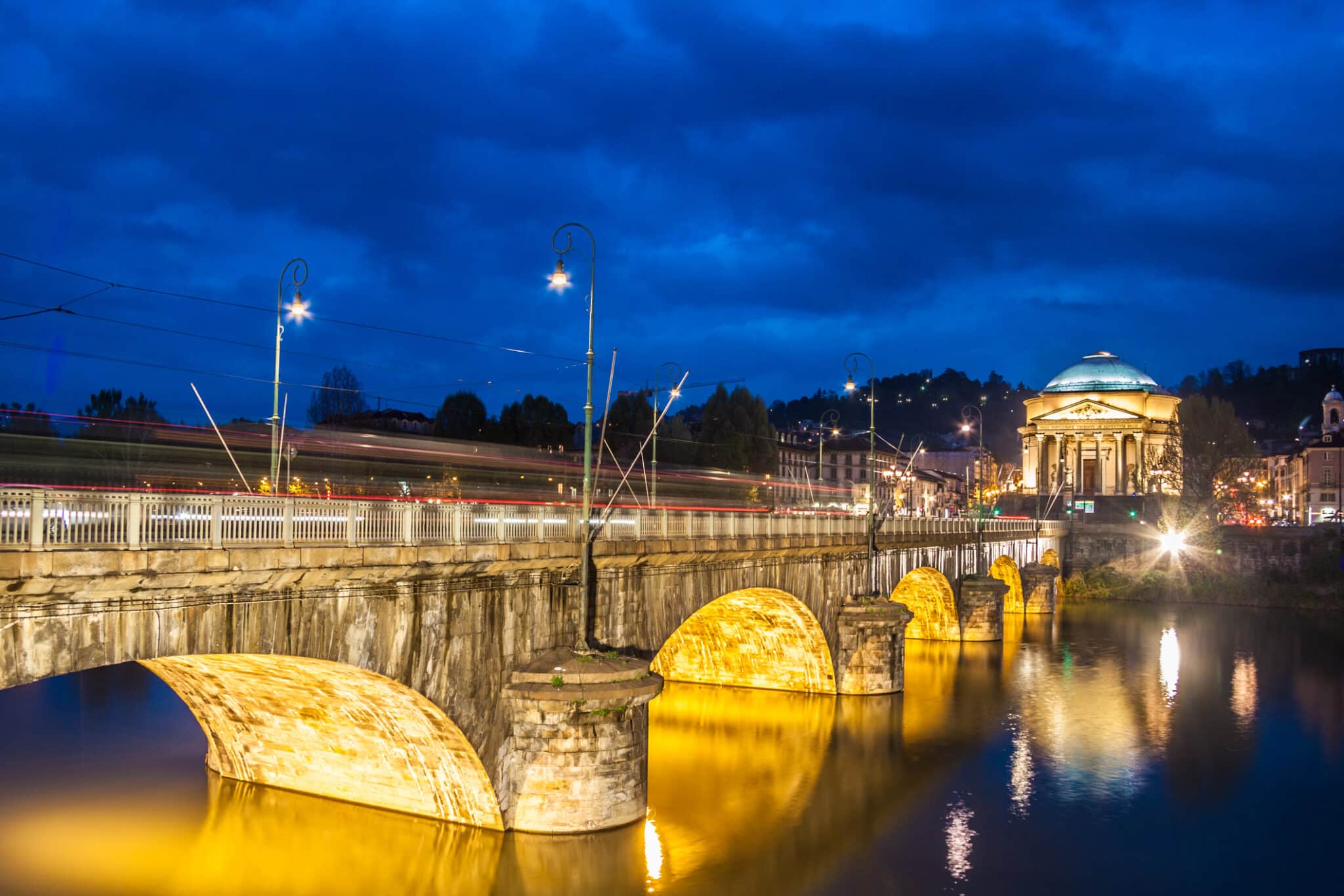 Torino di Notte con il ponticello di Vittorio Emanuele e La chiesa del Gran madre di Dio