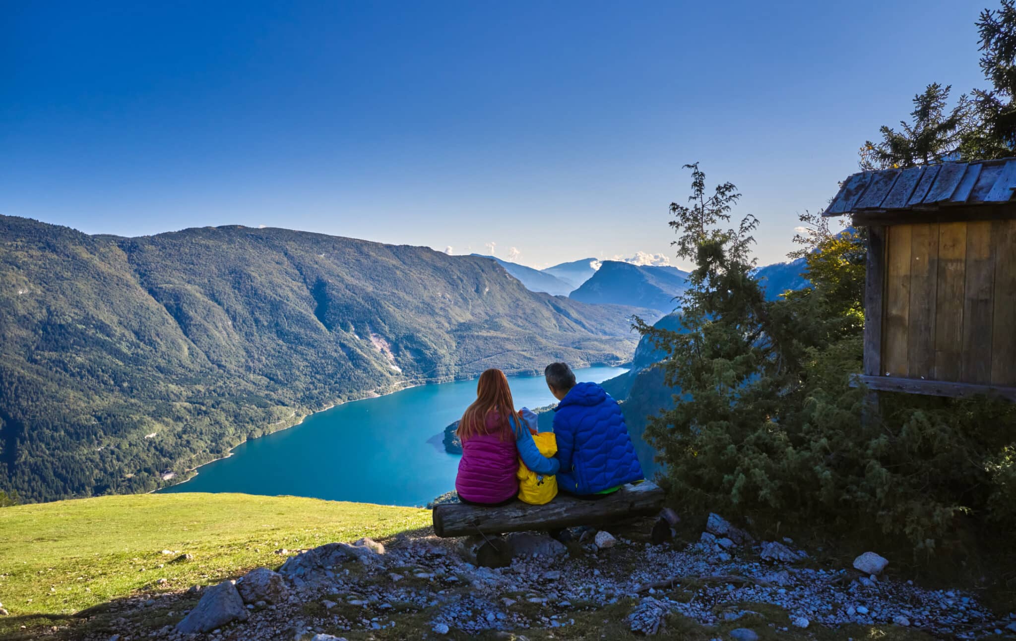 Trekking a Molveno con vista lago