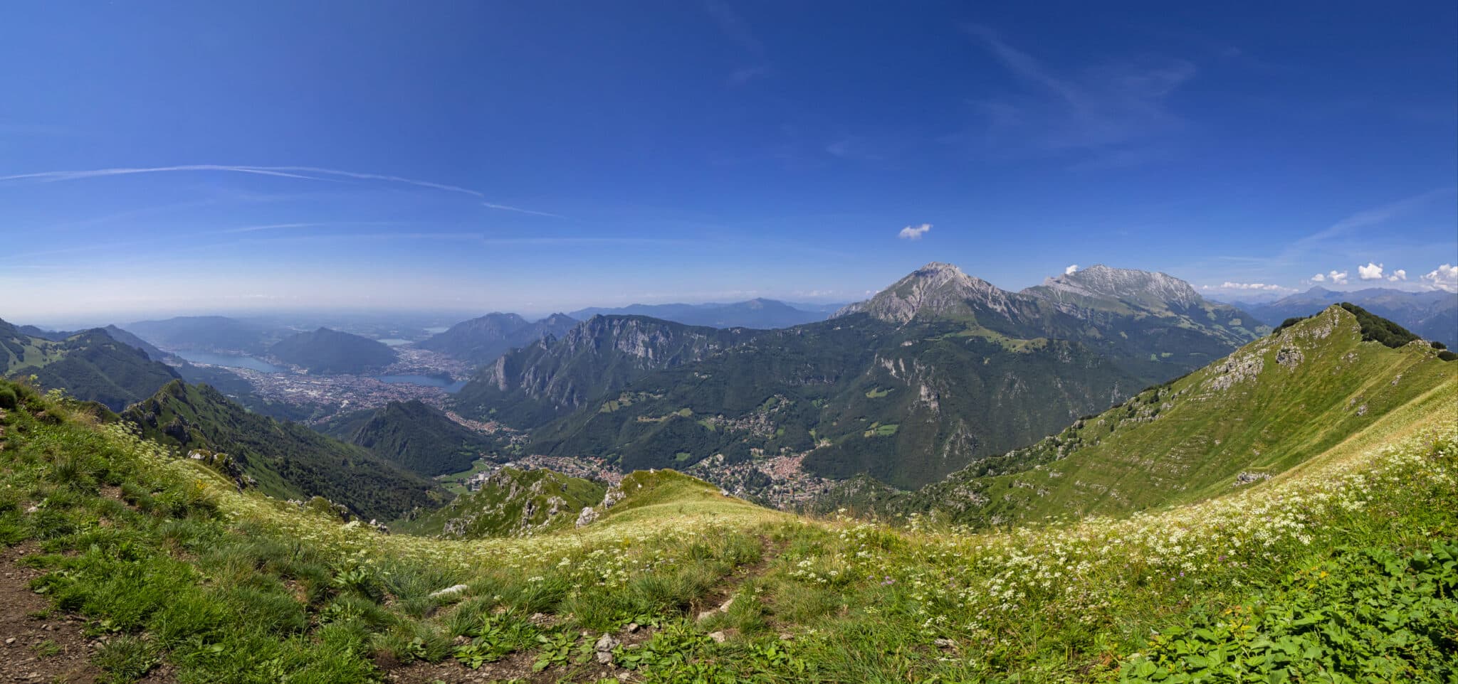 Valle alpina vicino alla città di Lecco vista dal monte Due Mani