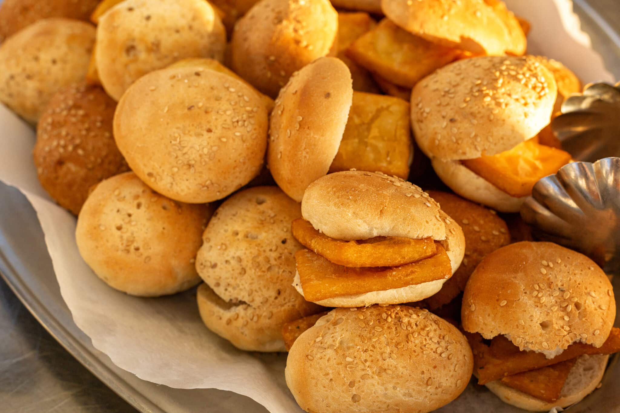 Vassoio di Pane e Panelle Tipico Street food di Palermo Sicilia