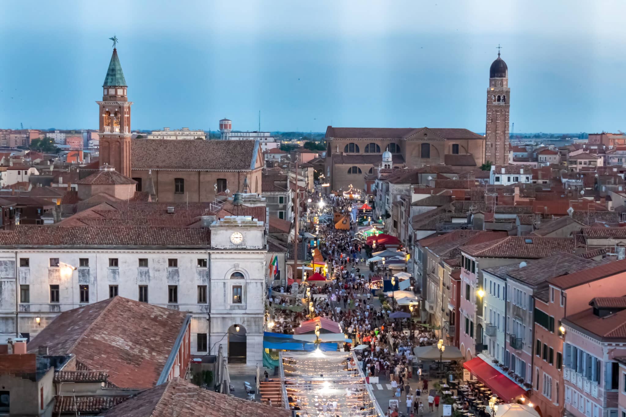 Veduta aerea della strada pedonale Corso del Popolo nel centro storico della città turistica Chioggia.